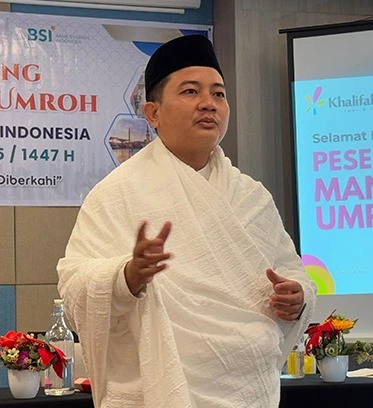 Ustadz Ropii Pembimbing/Pemandu Ibadah Khalifah Asia Tour & Travel haji dan Umroh